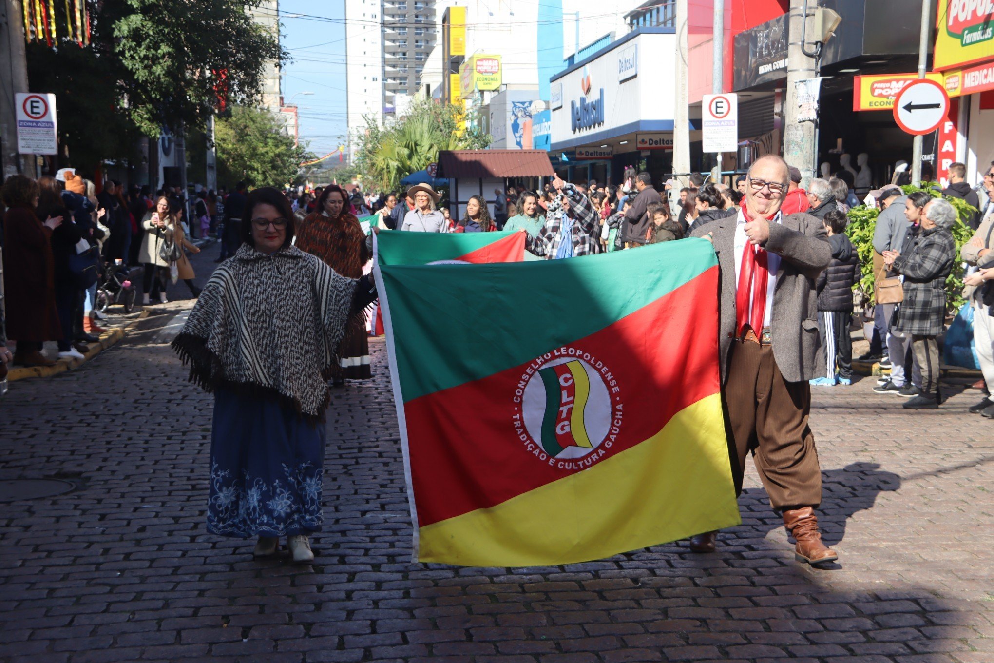 Desfile Oficial da SÃ£o Leopoldo Fest 2023 ocorreu na Rua IndependÃªncia