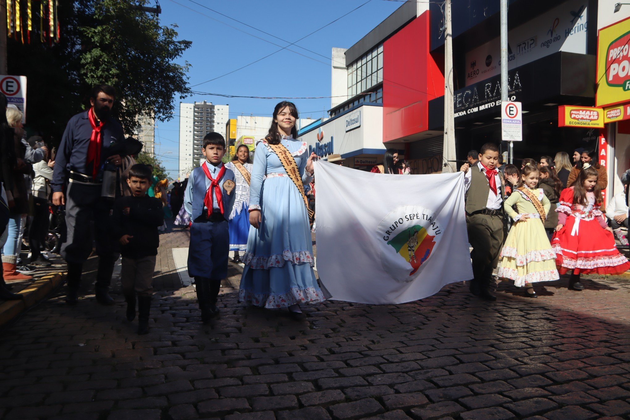 Desfile Oficial da SÃ£o Leopoldo Fest 2023 ocorreu na Rua IndependÃªncia