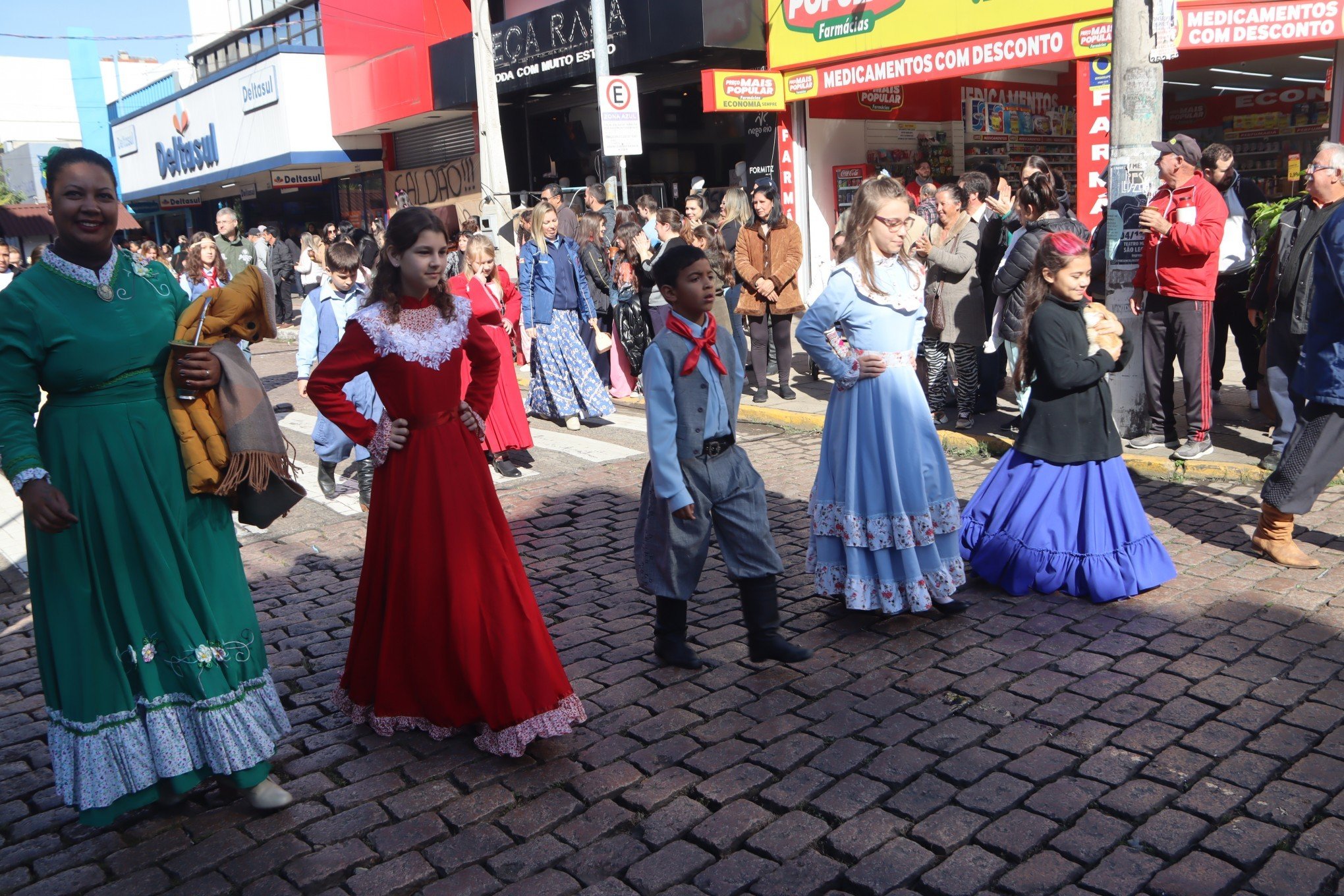 Desfile Oficial da SÃ£o Leopoldo Fest 2023 ocorreu na Rua IndependÃªncia