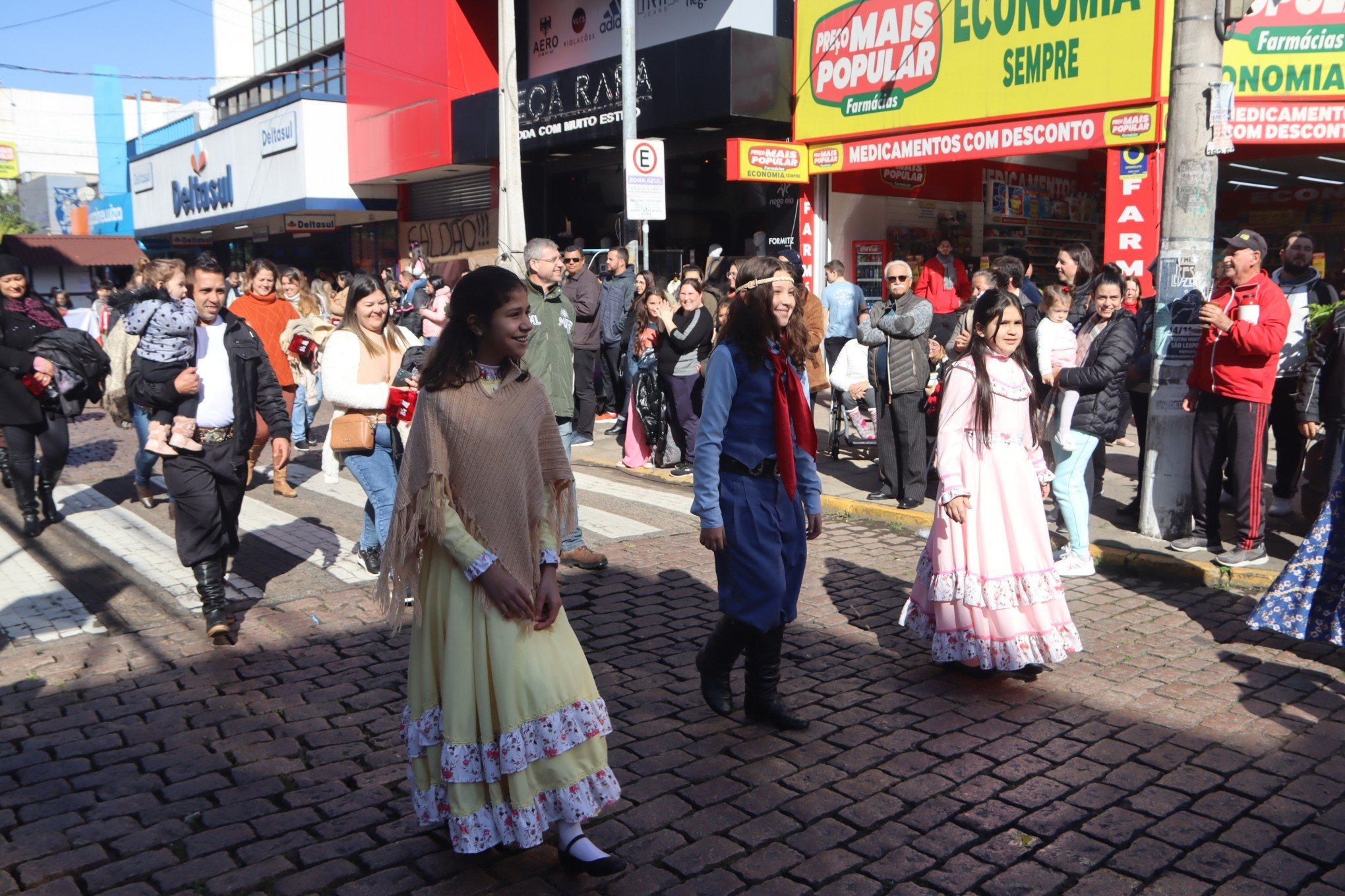 Desfile Oficial da SÃ£o Leopoldo Fest 2023 ocorreu na Rua IndependÃªncia