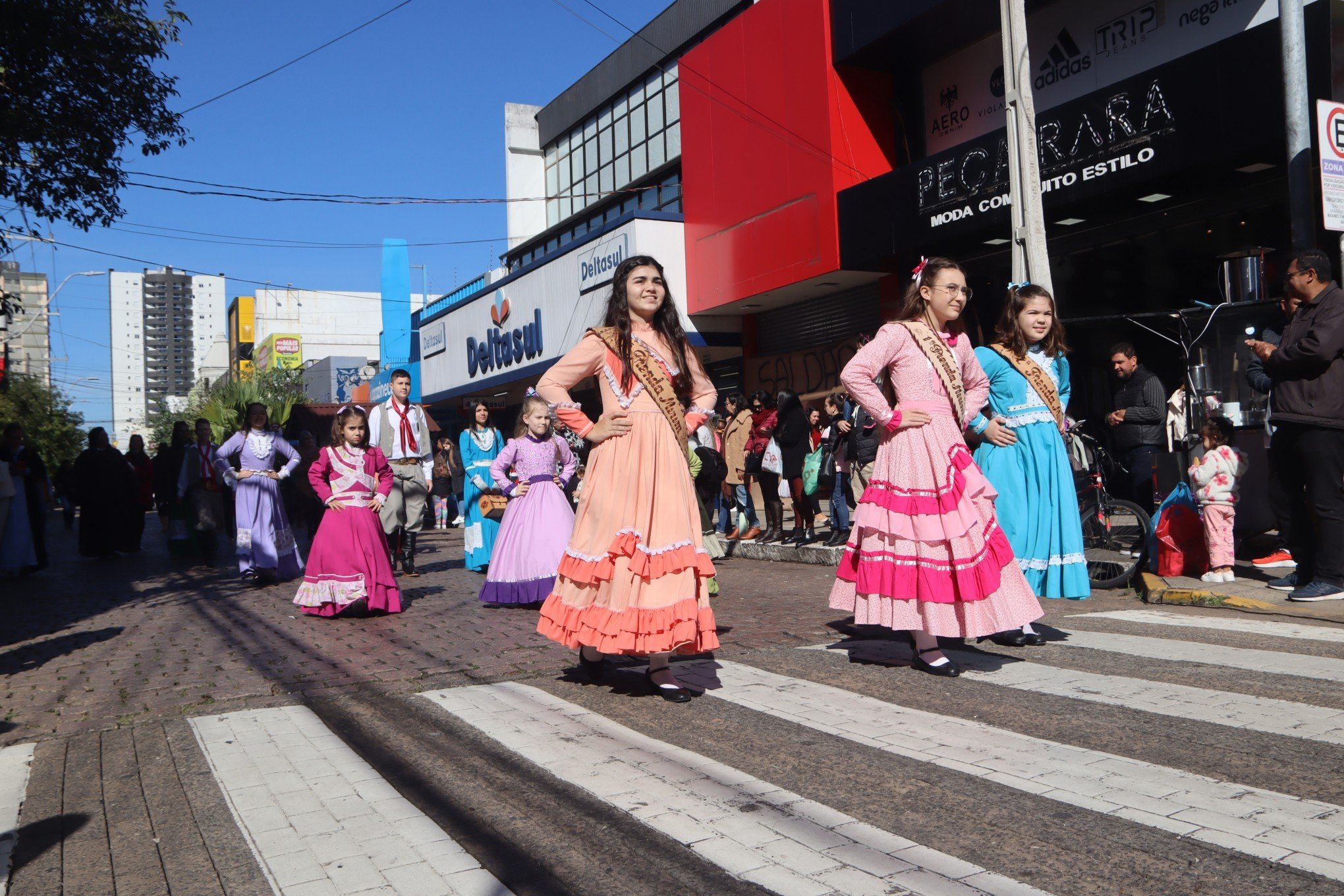 Desfile Oficial da SÃ£o Leopoldo Fest 2023 ocorreu na Rua IndependÃªncia