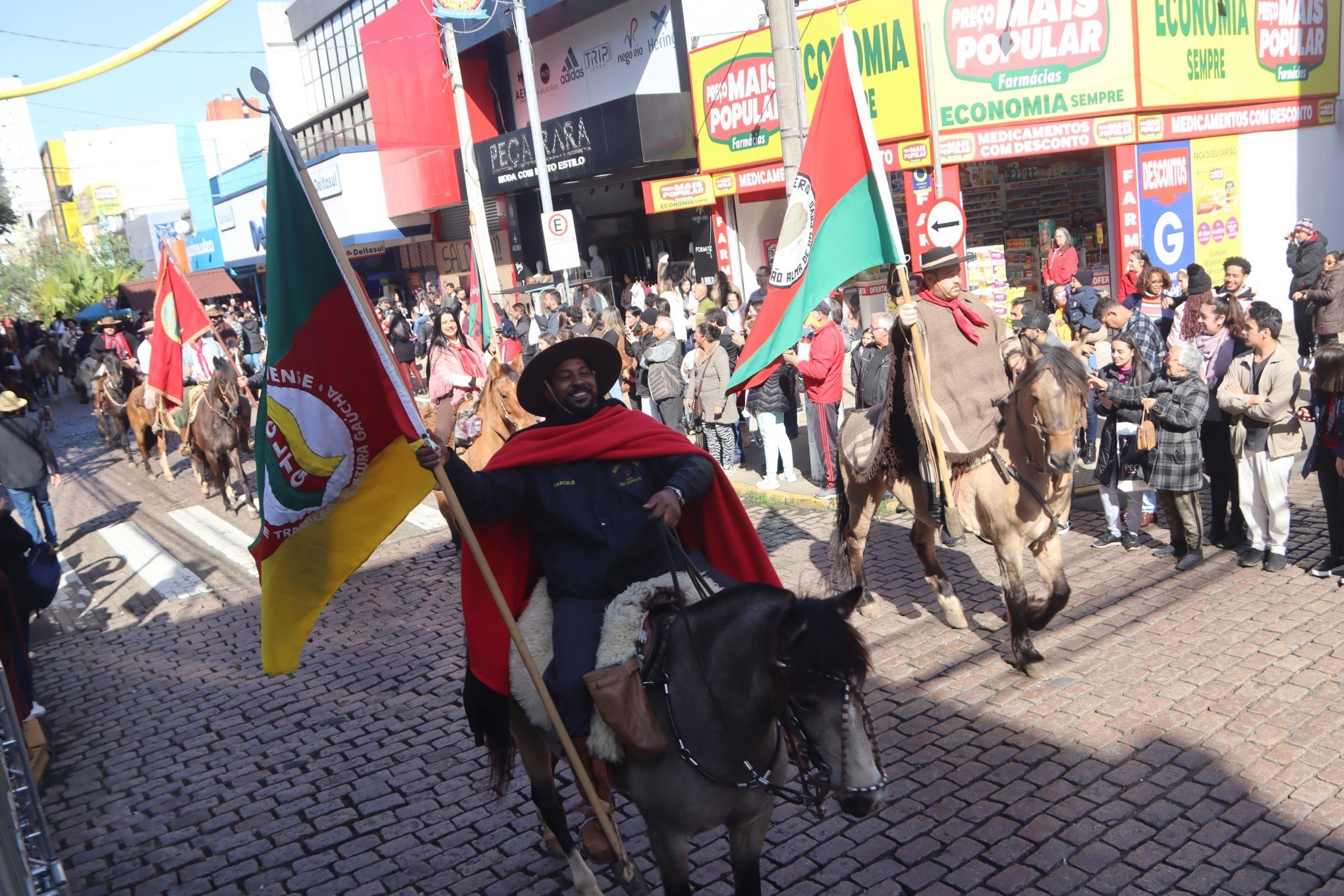 Desfile Oficial da SÃ£o Leopoldo Fest 2023 ocorreu na Rua IndependÃªncia