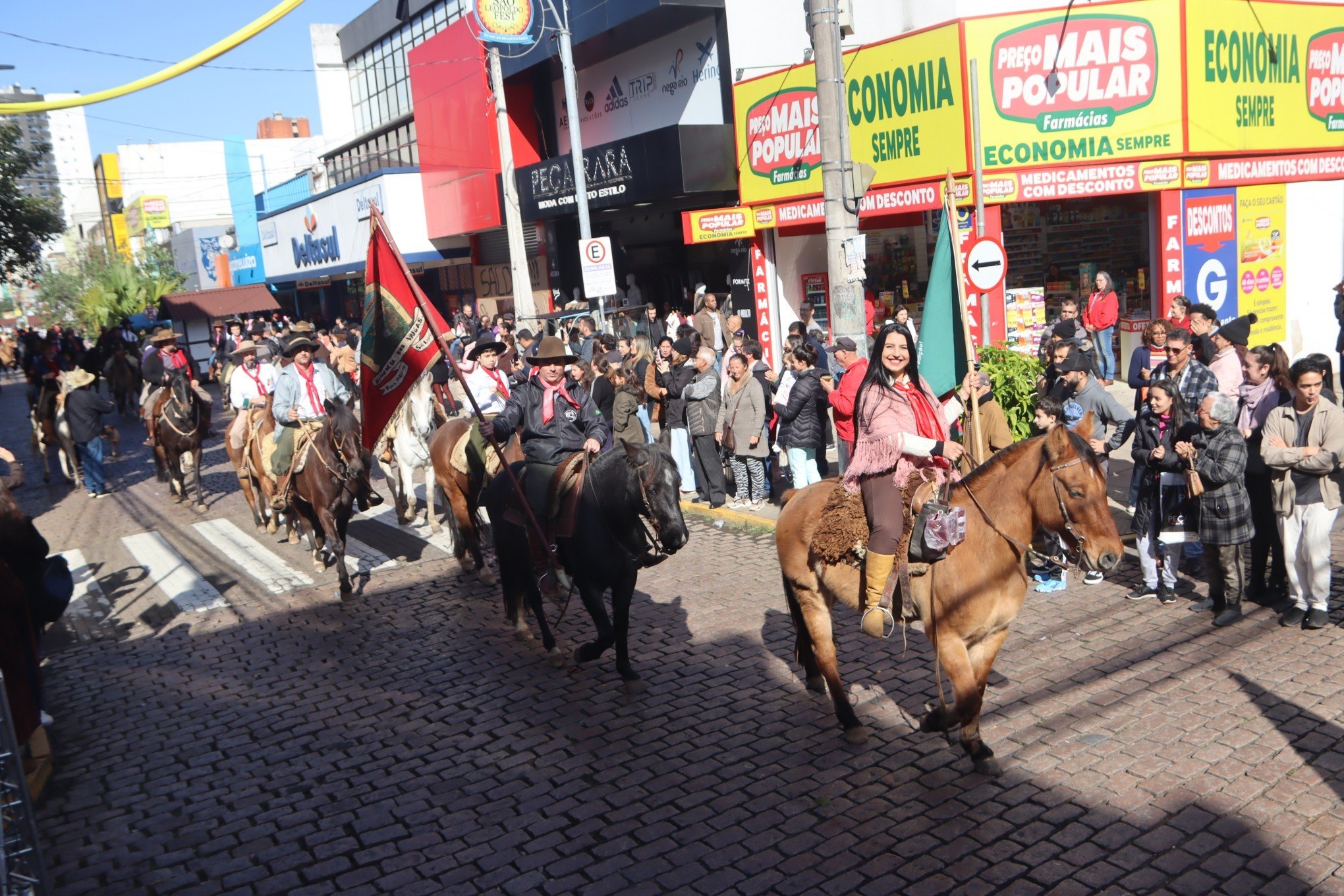 Desfile Oficial da SÃ£o Leopoldo Fest 2023 ocorreu na Rua IndependÃªncia