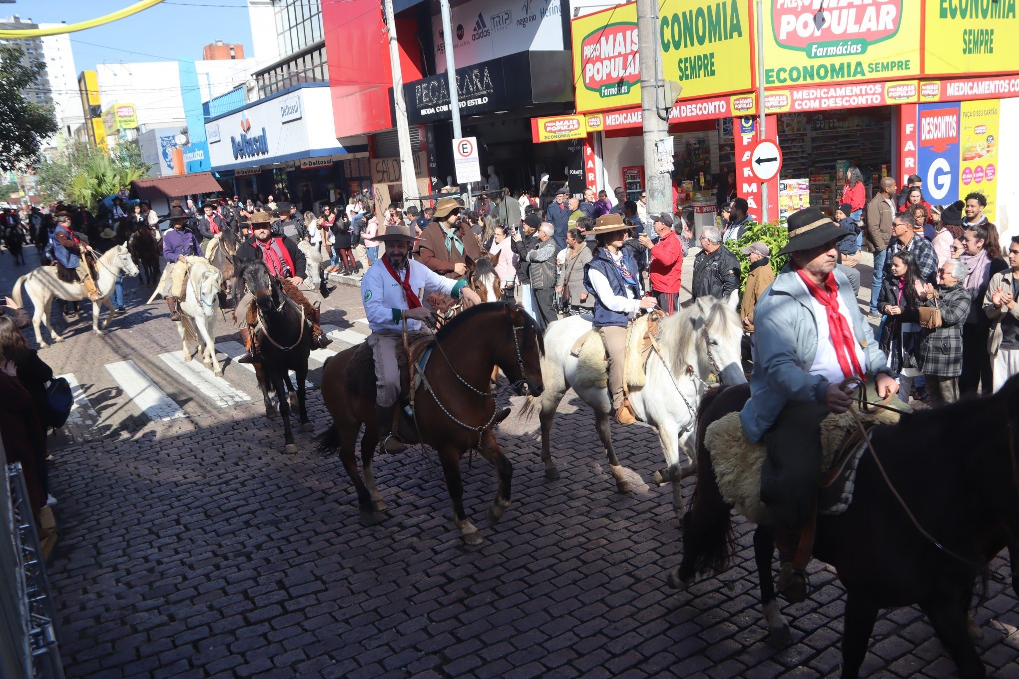 Desfile Oficial da SÃ£o Leopoldo Fest 2023 ocorreu na Rua IndependÃªncia