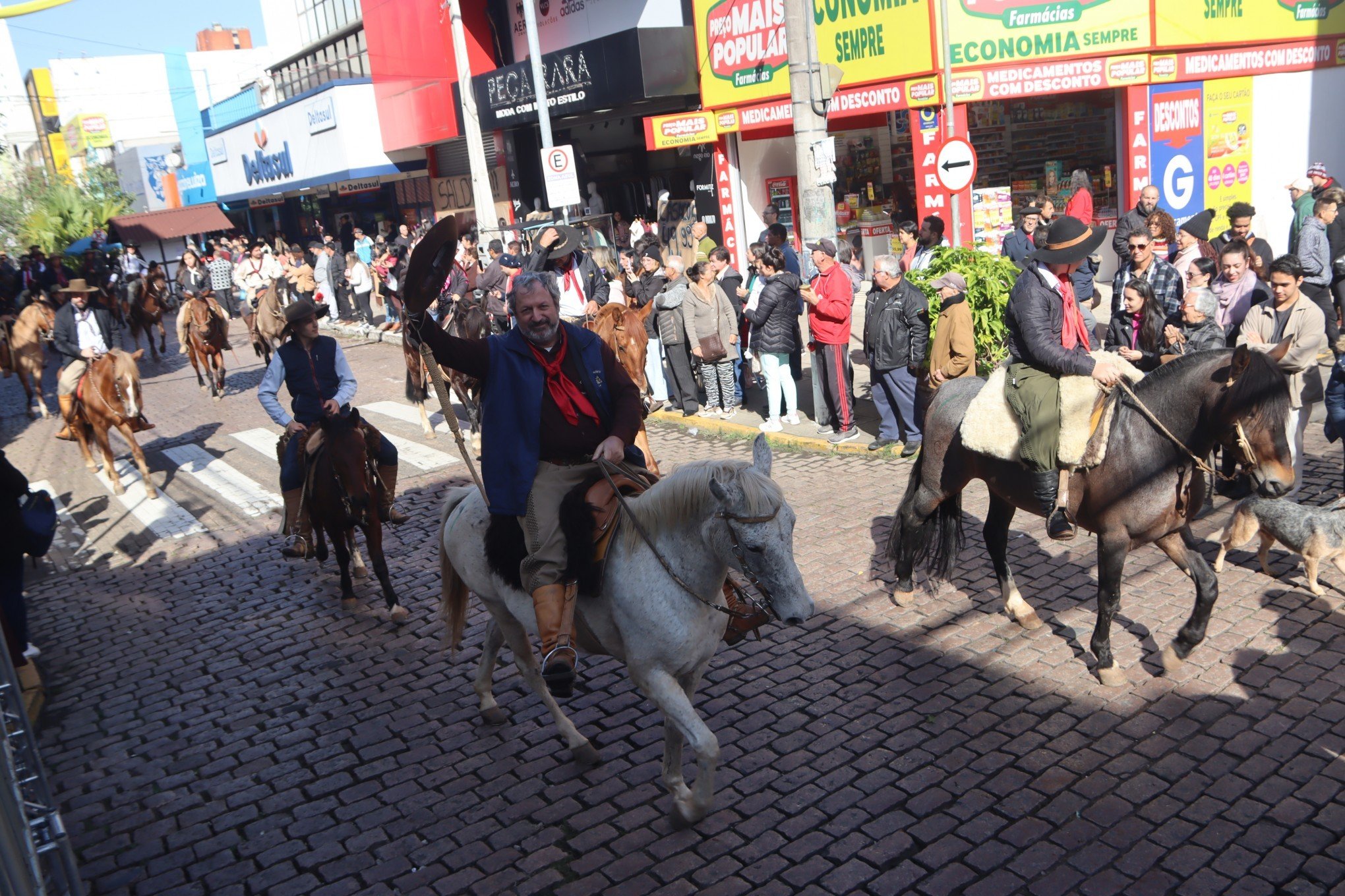 Desfile Oficial da SÃ£o Leopoldo Fest 2023 ocorreu na Rua IndependÃªncia