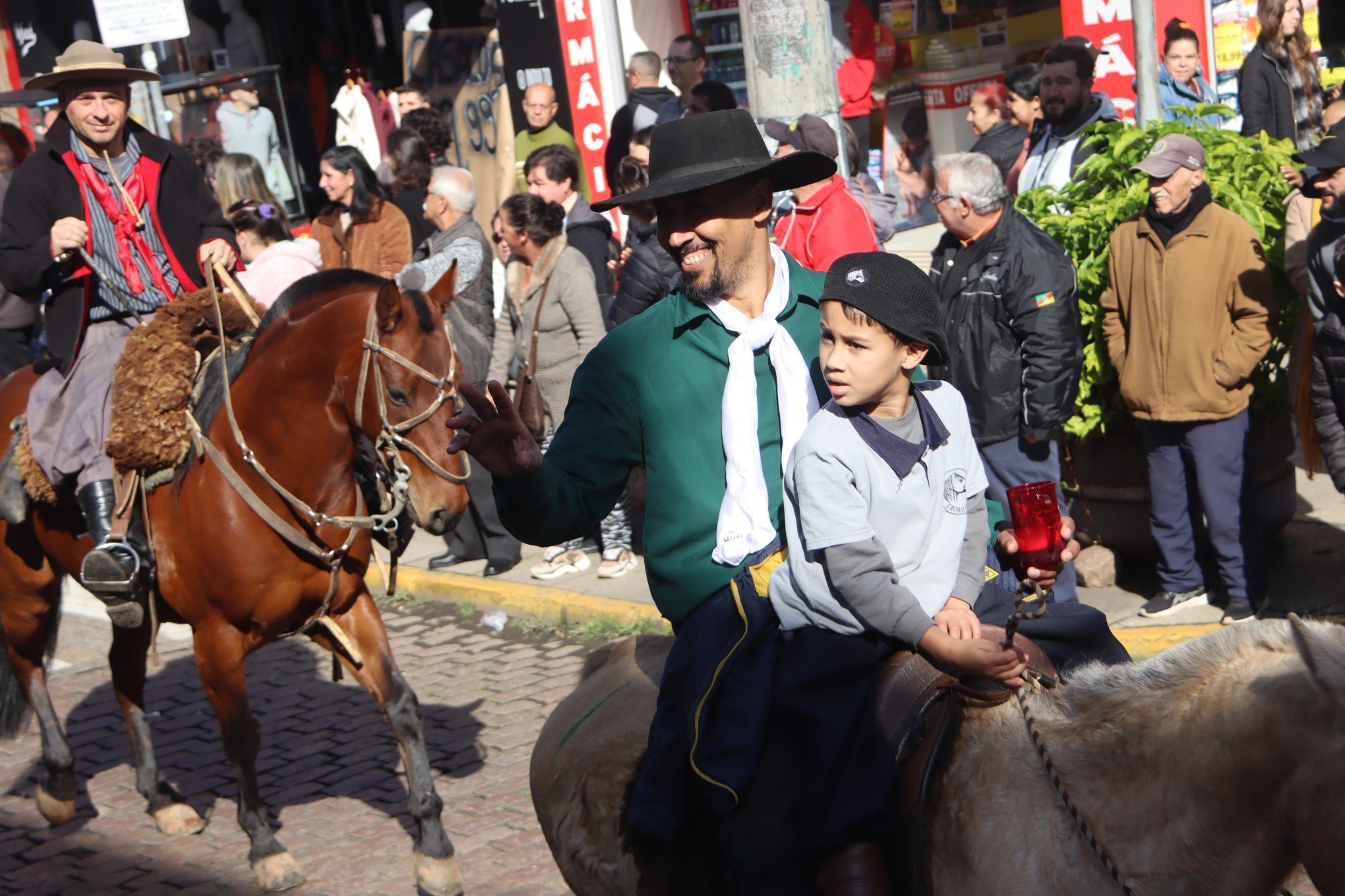 Desfile Oficial da SÃ£o Leopoldo Fest 2023 ocorreu na Rua IndependÃªncia