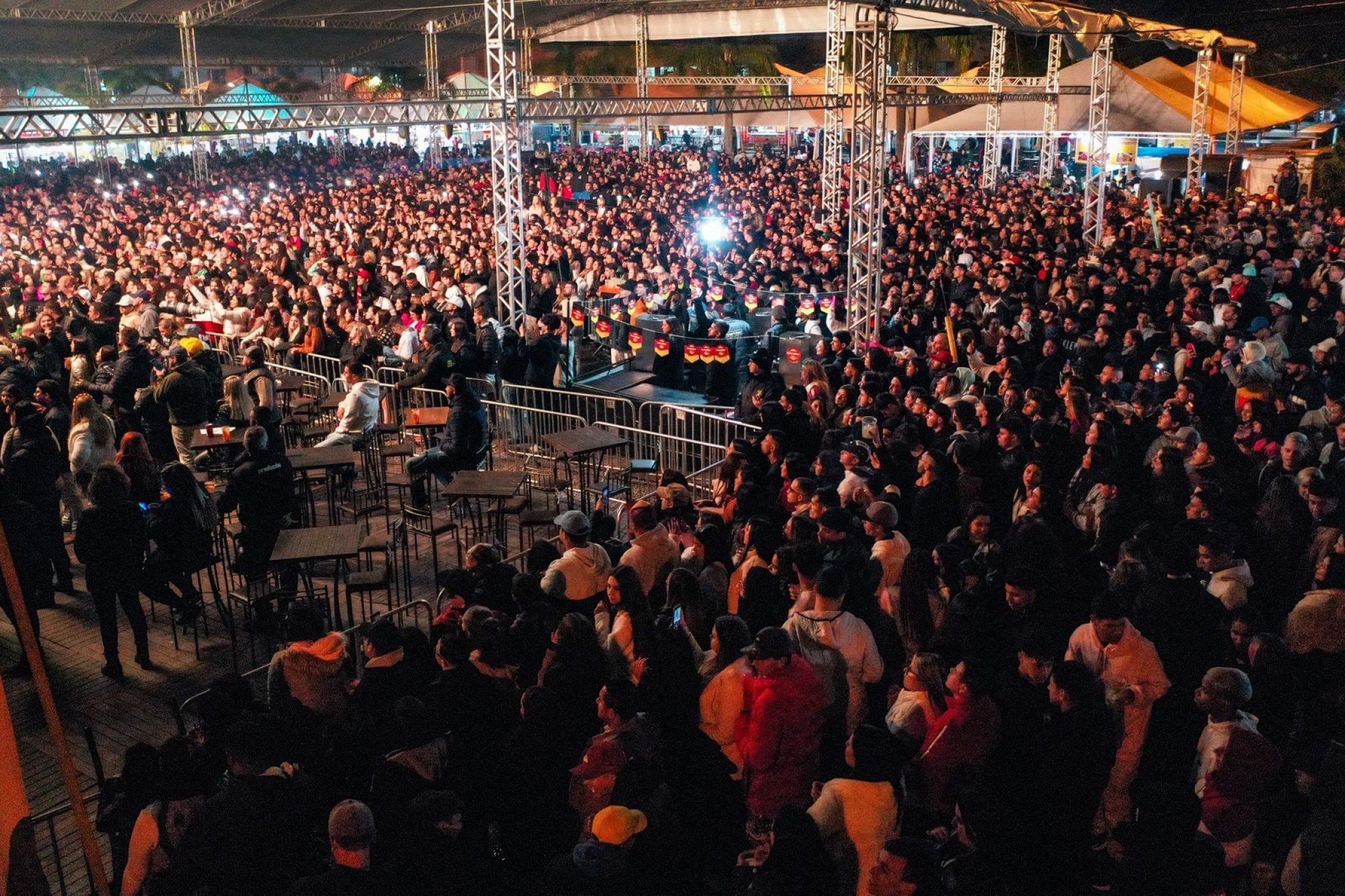 Milhares de pessoas acompanham as atrações da primeira noite de São Leopoldo Fest