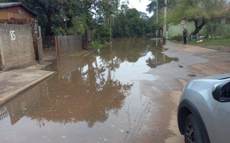 Rio dos Sinos sobe e Rua da Praia já é atingida pelas águas; Defesa Civil de São Leopoldo mantém alerta ativado pela elevação do rio | Jornal NH