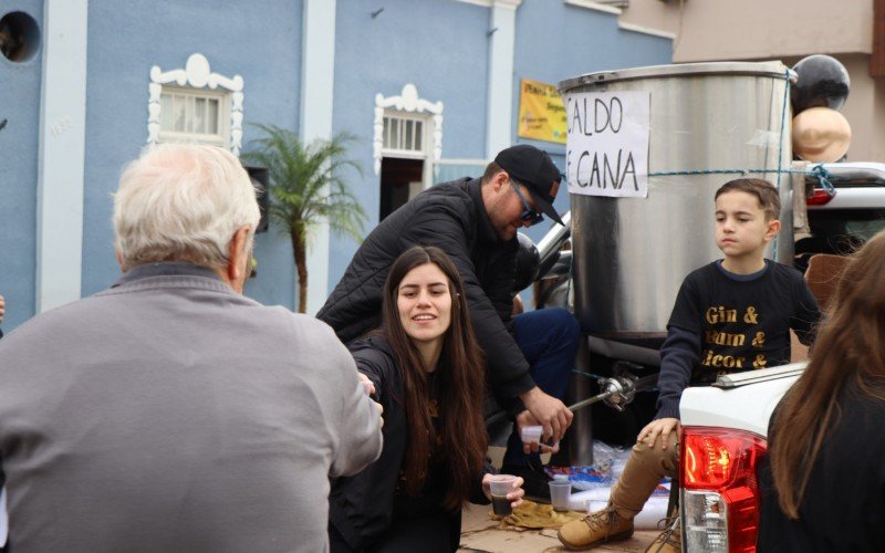 DistribuiÃ§Ã£o de caldo de cana para quem assistia 