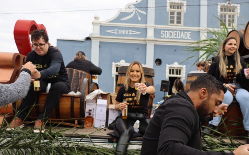 DistribuiÃ§Ã£o de cachaÃ§a para quem assistia o desfile 