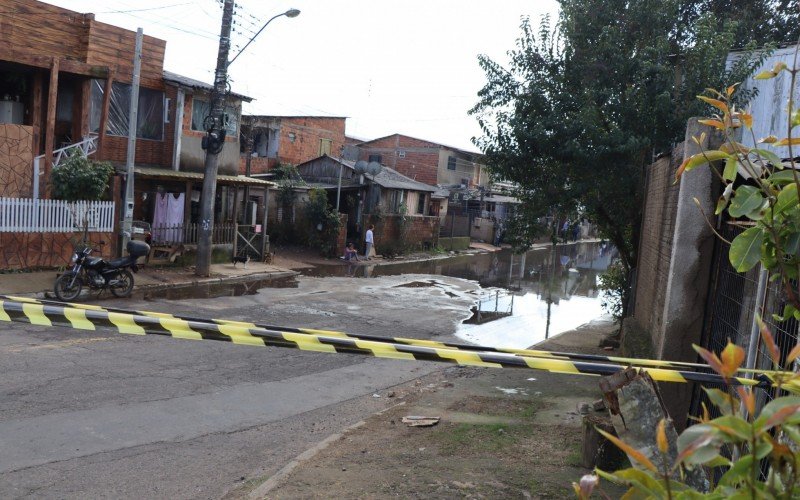 Rua Bruno Werner Storck alaga e Ã© bloqueada 