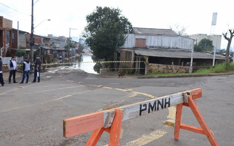 Rua Bruno Werner Storck alaga e é bloqueada  | Jornal NH