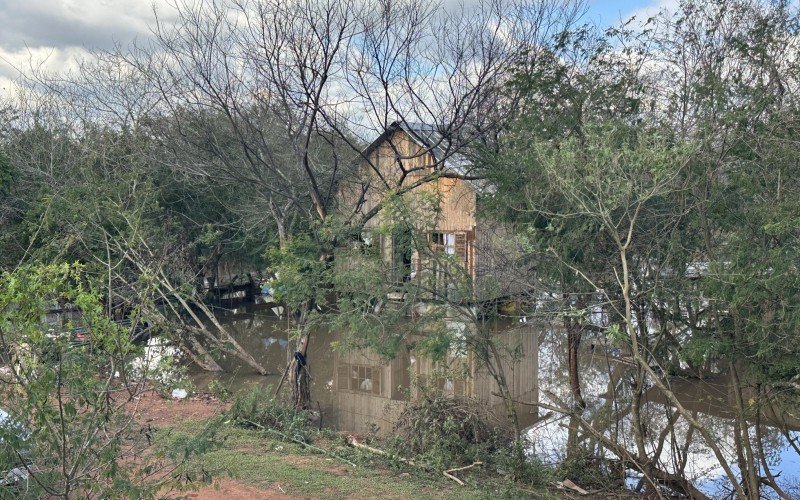 Casas Ã s margens da Avenida dos MunÃ­cios estÃ£o ilhadas 