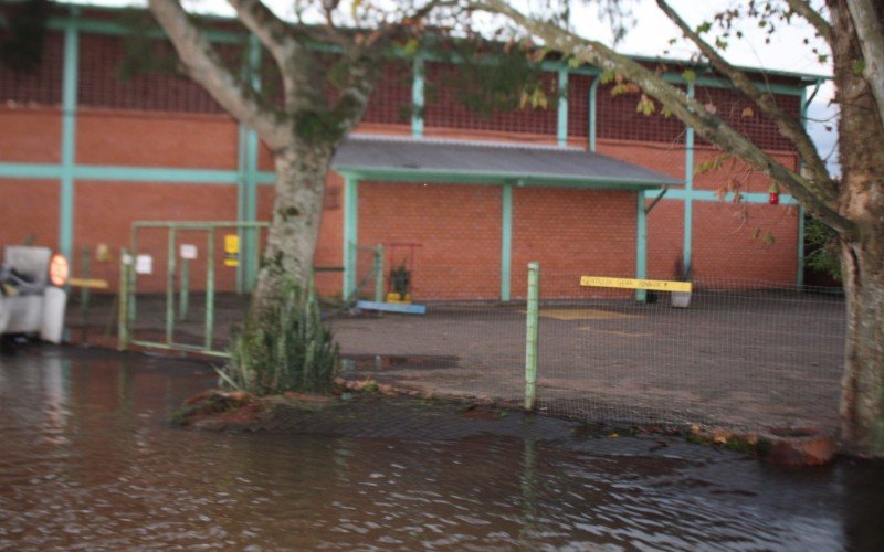 ENCHENTE: Duas escolas têm aulas suspensas após Rio dos Sinos subir e invadir ruas de Campo Bom