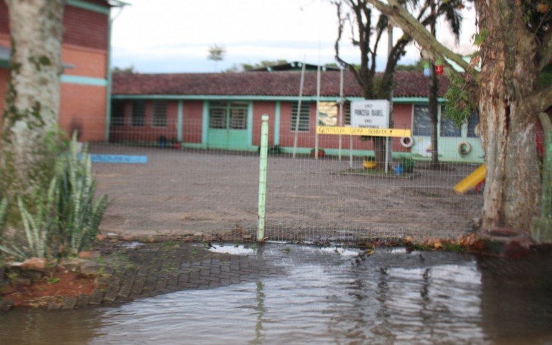 As aulas na Emei Princesinha e na Emef Princesa Isabel localizadas no bairro Bairrinha, em Campo Bom,  estÃ£o suspensas nesta segunda-feira (17) por causa da enchente.