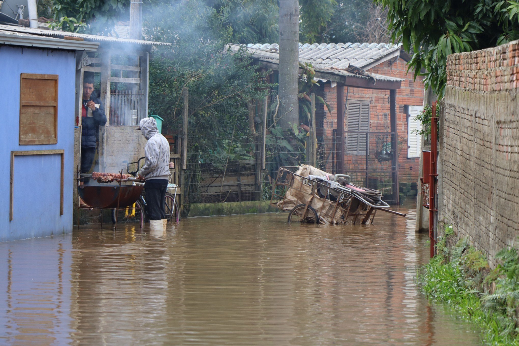 CHAMOU ATENÇÃO: Família assa churrasco de domingo em meio à enchente em Campo Bom