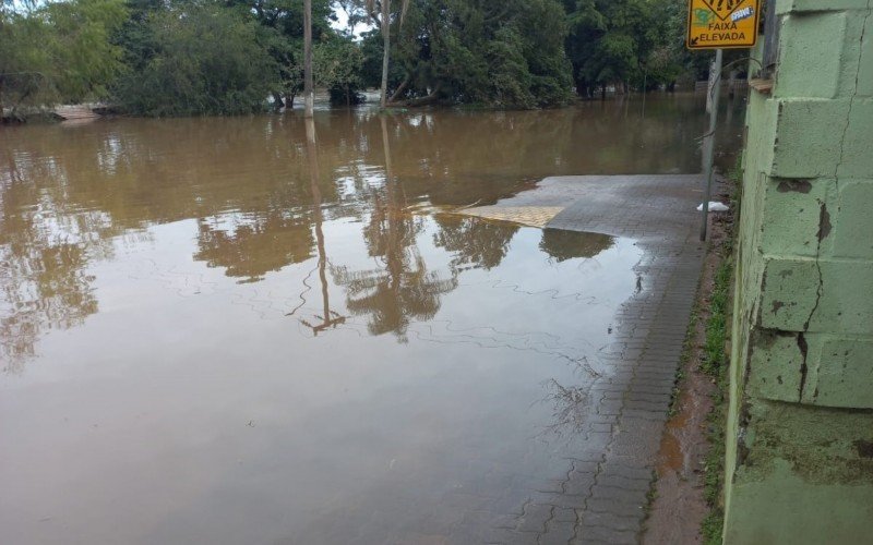 Rua da Praia, no bairro rio dos Sinos, é um dos pontos com alagamento na cidade  