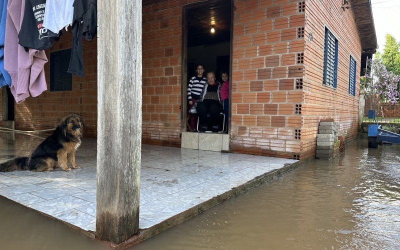 Ágatha (e), Susana e Émerson. Crianças estão na casa da amiga da família para que a mãe possa trabalhar  | Jornal NH