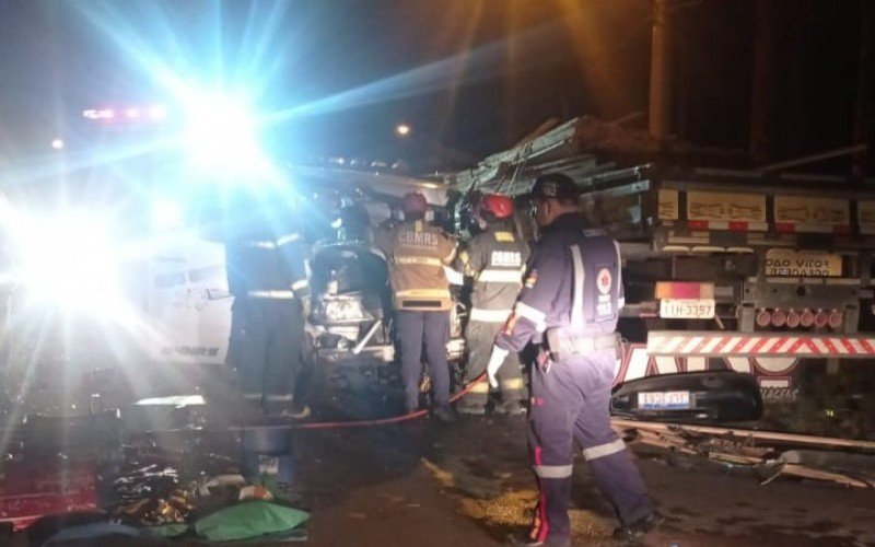 Homem fica preso às ferragens em colisão entre caminhões em Lomba Grande  | Jornal NH