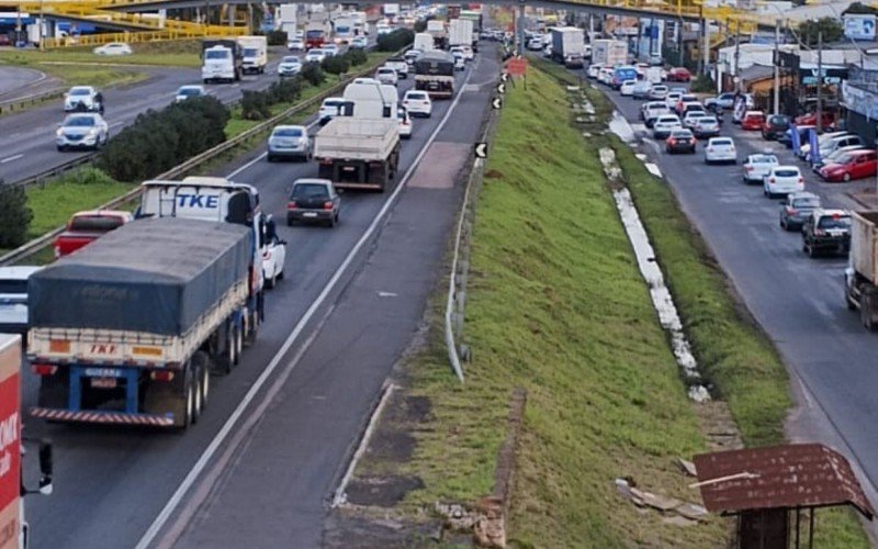 ACIDENTE DE TRÂNSITO: Caminhão que tombou na BR-116 é retirado da pista e trânsito é liberado