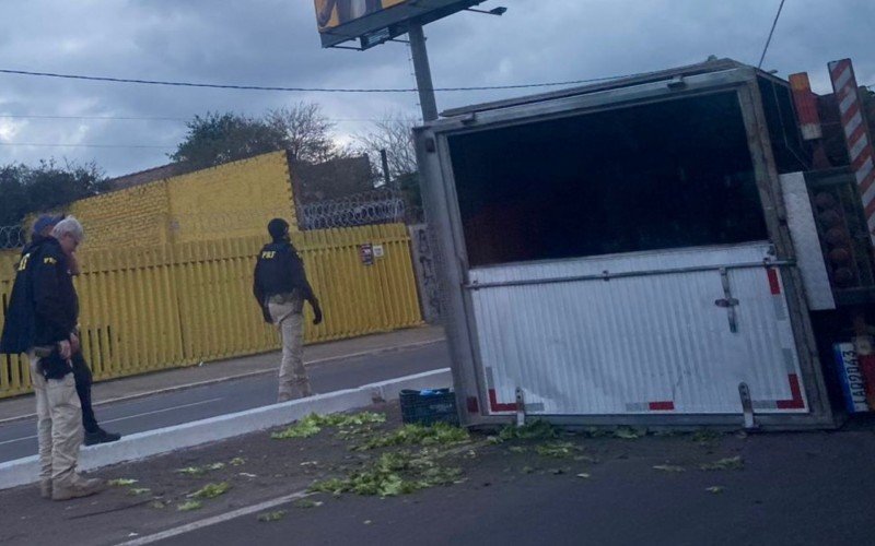 CaminhÃ£o tombou na BR-116, em SÃ£o Leopoldo