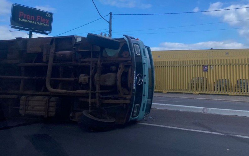 CaminhÃ£o tombou na BR-116, em SÃ£o Leopoldo