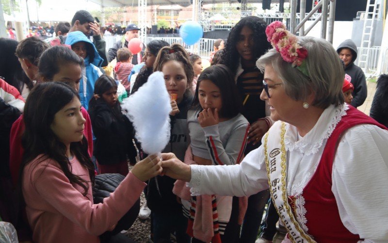 A oma Amália Sauter ajudou a distribuir algodão doce