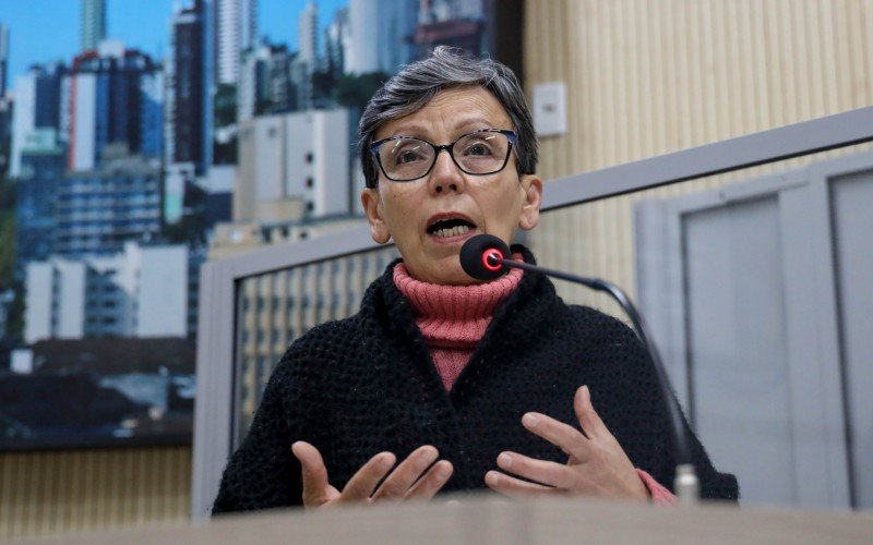 Vereadora Semilda dos Santos, a Tita (PSDB) apresentou projeto de lei que institui em Novo Hamburgo, o uso do Colar de Girassol como instrumento para identificação de pessoas com deficiência não visível ou oculta. | Jornal NH