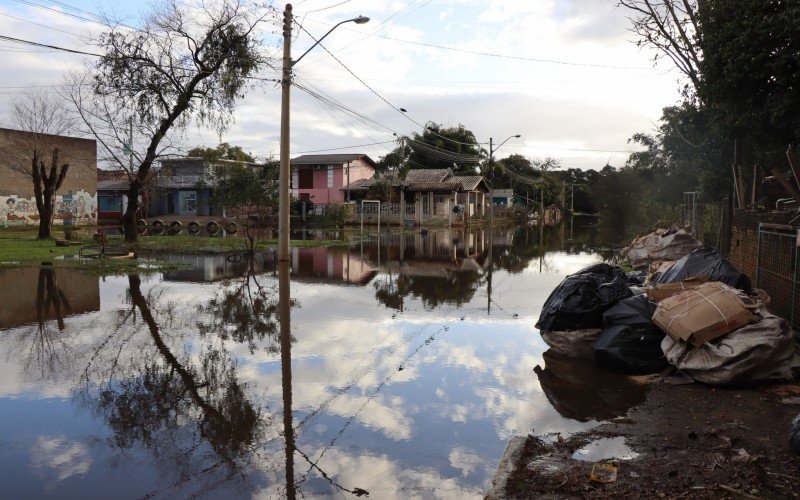 Rua Alcindo Osmar Klein, em Lomba Grande, segue alagada