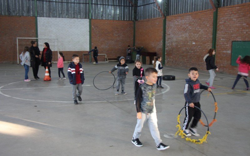 Atividades esportivas fazem parte do dia na escola