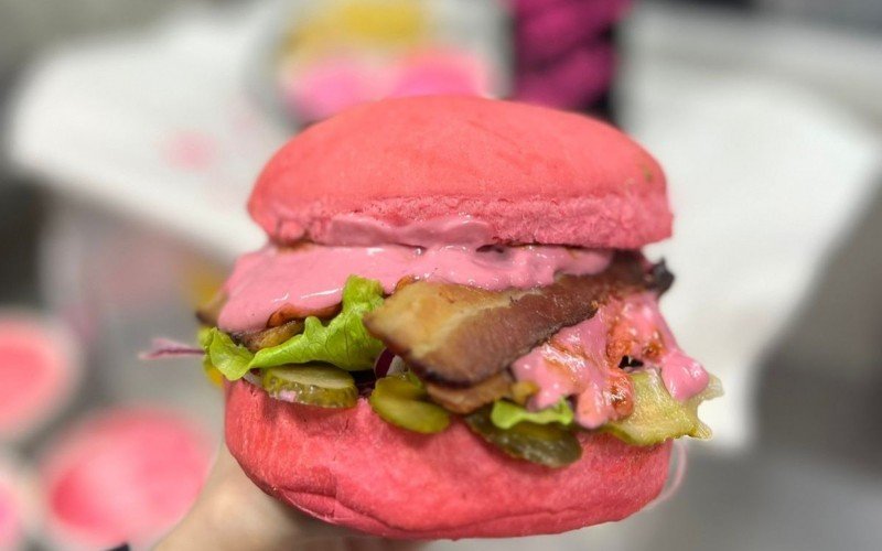 SanduÃ­che com hamburguer de 180g tem pÃ£o cor-de-rosa