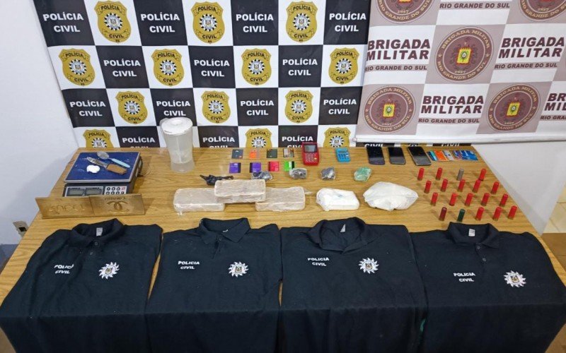 Drogas, munições e camisetas semelhantes às da Polícia Civil foram apreendidas na casa de uma das investigadas  | Jornal NH