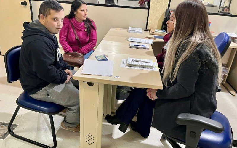 Anderson foi com a mãe Claudete em busca de uma recolocação no mercado de trabalho 