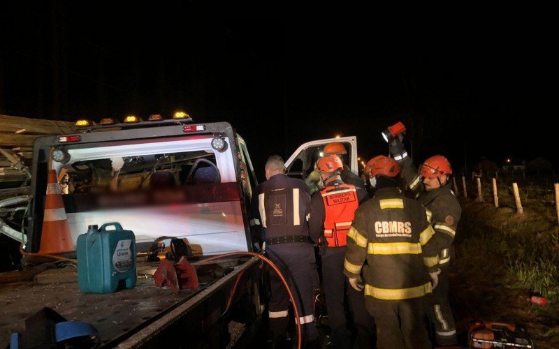 Motorista que ficou preso às ferragens de caminhão em acidente recebe alta do hospital de Novo Hamburgo