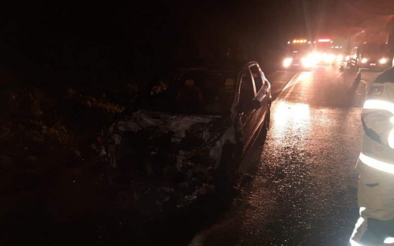 Veículo em pane mecânica pegou fogo na RS-122, em São Sebastião do Caí | Jornal NH