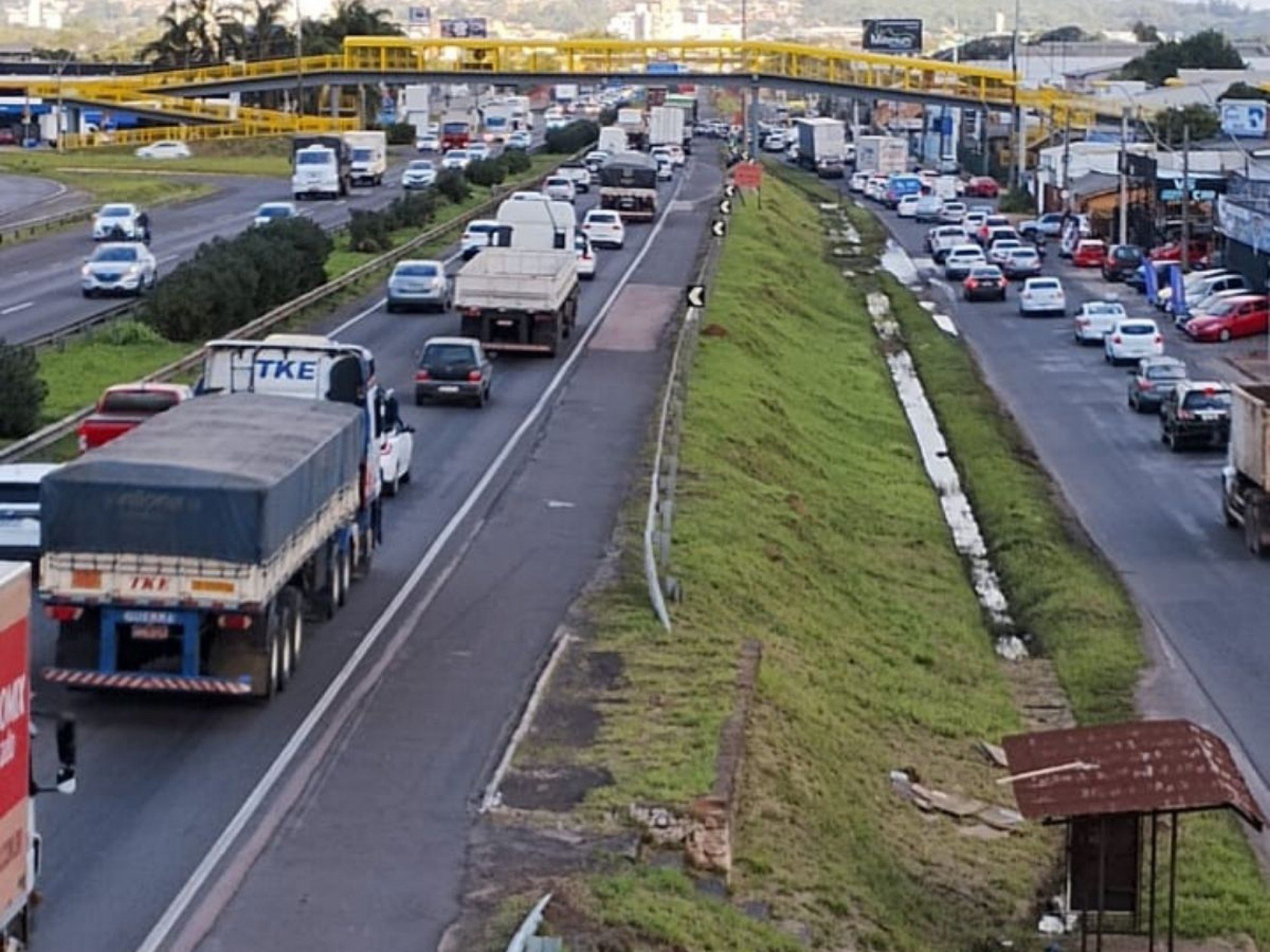 Tombamento de caminhÃ£o gera congestionamento no sentido interior-capital da BR-116