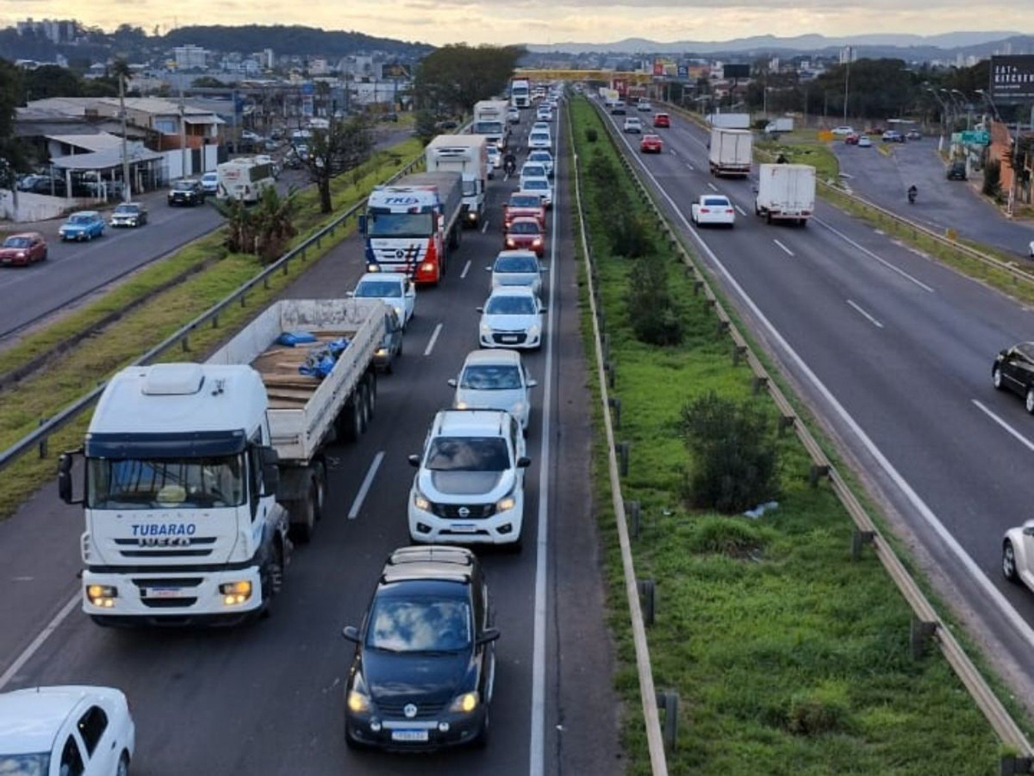 Tombamento de caminhÃ£o gera congestionamento no sentido interior-capital da BR-116