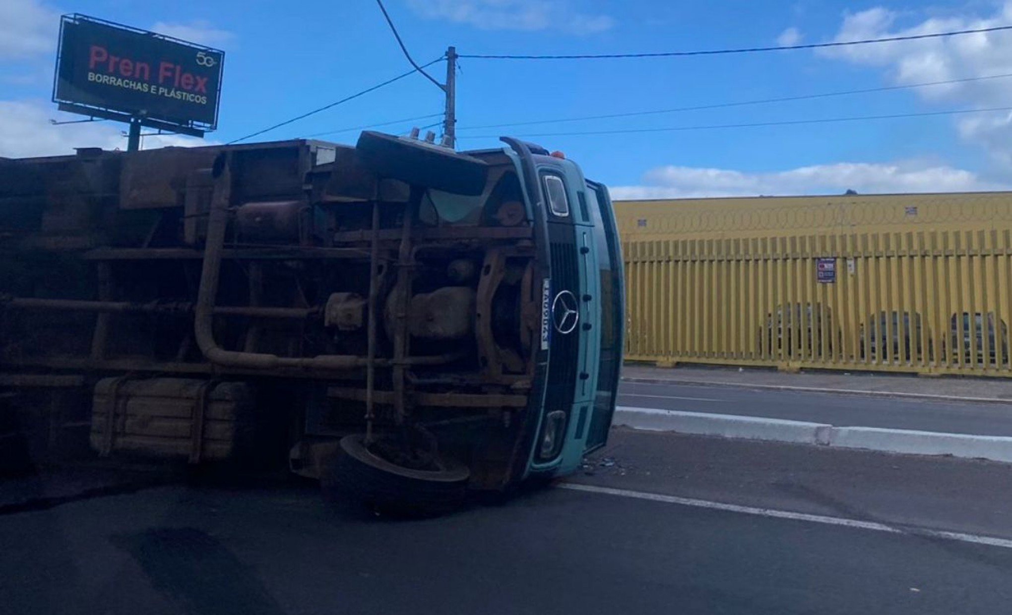 ACIDENTE DE TRÂNSITO: Caminhão tomba e causa bloqueio na BR-116; confira fotos