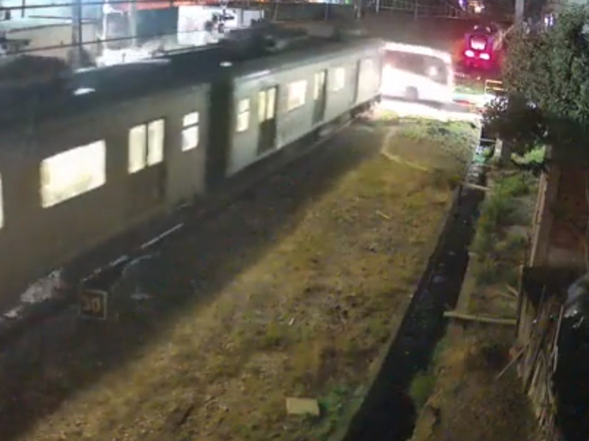 VÍDEO: Veja o exato momento em que trem bate em ônibus no Rio de Janeiro