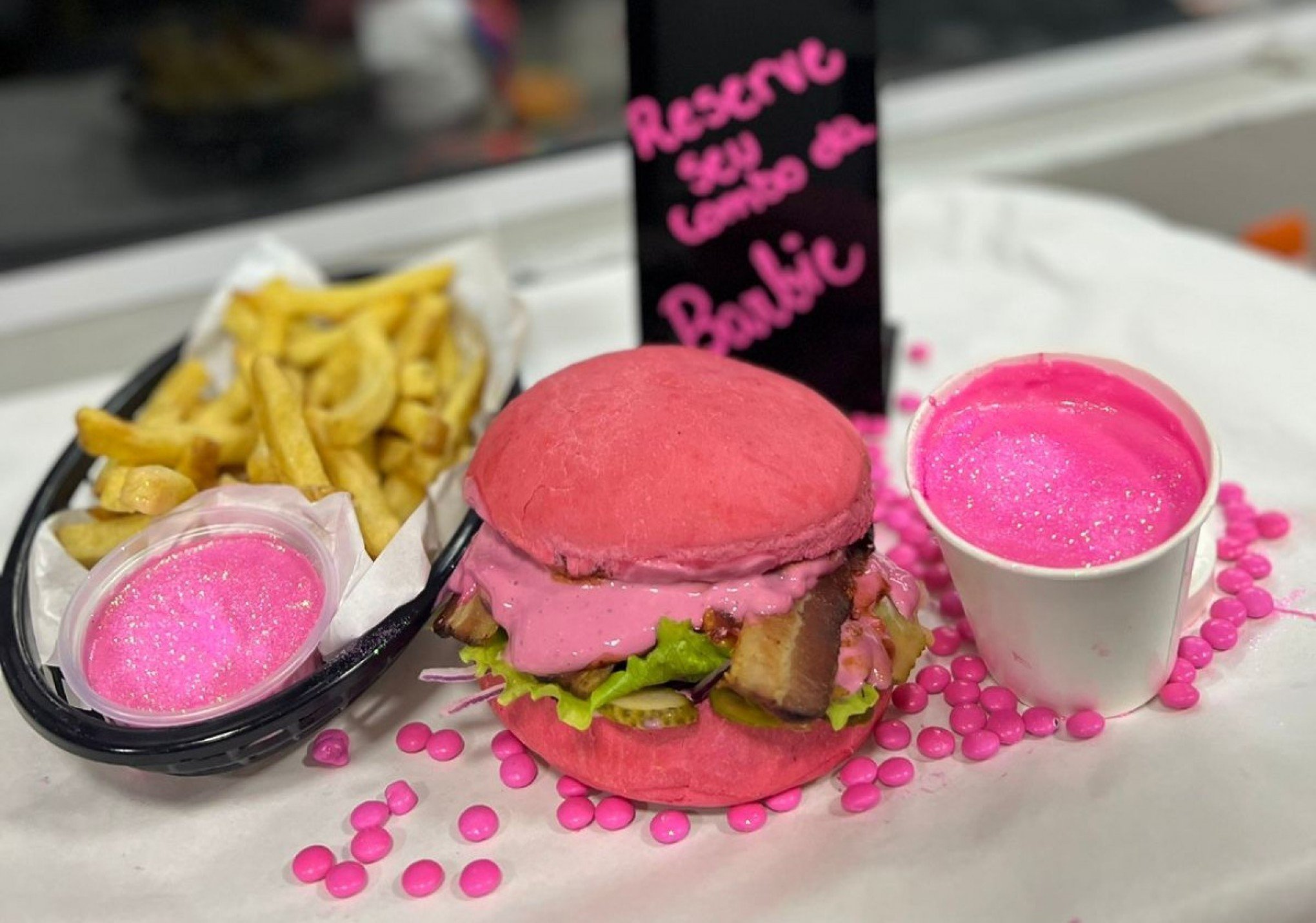 FILME DA BARBIE: Saiba qual hamburgueria de Novo Hamburgo tem "o combo mais rosa e brilhante que você já viu"