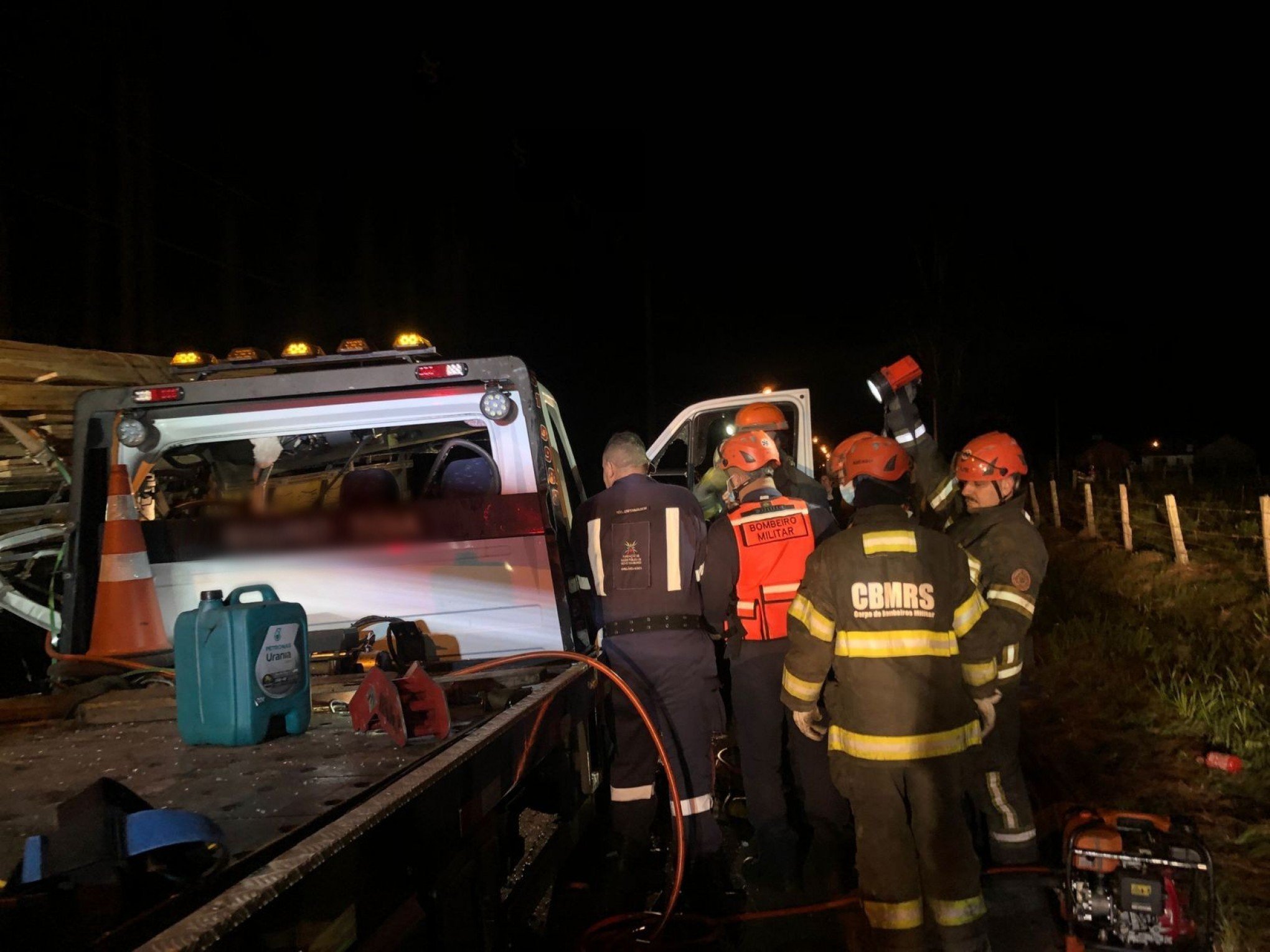 ACIDENTE DE TRÂNSITO: Motorista que ficou preso às ferragens de caminhão após colisão segue no hospital