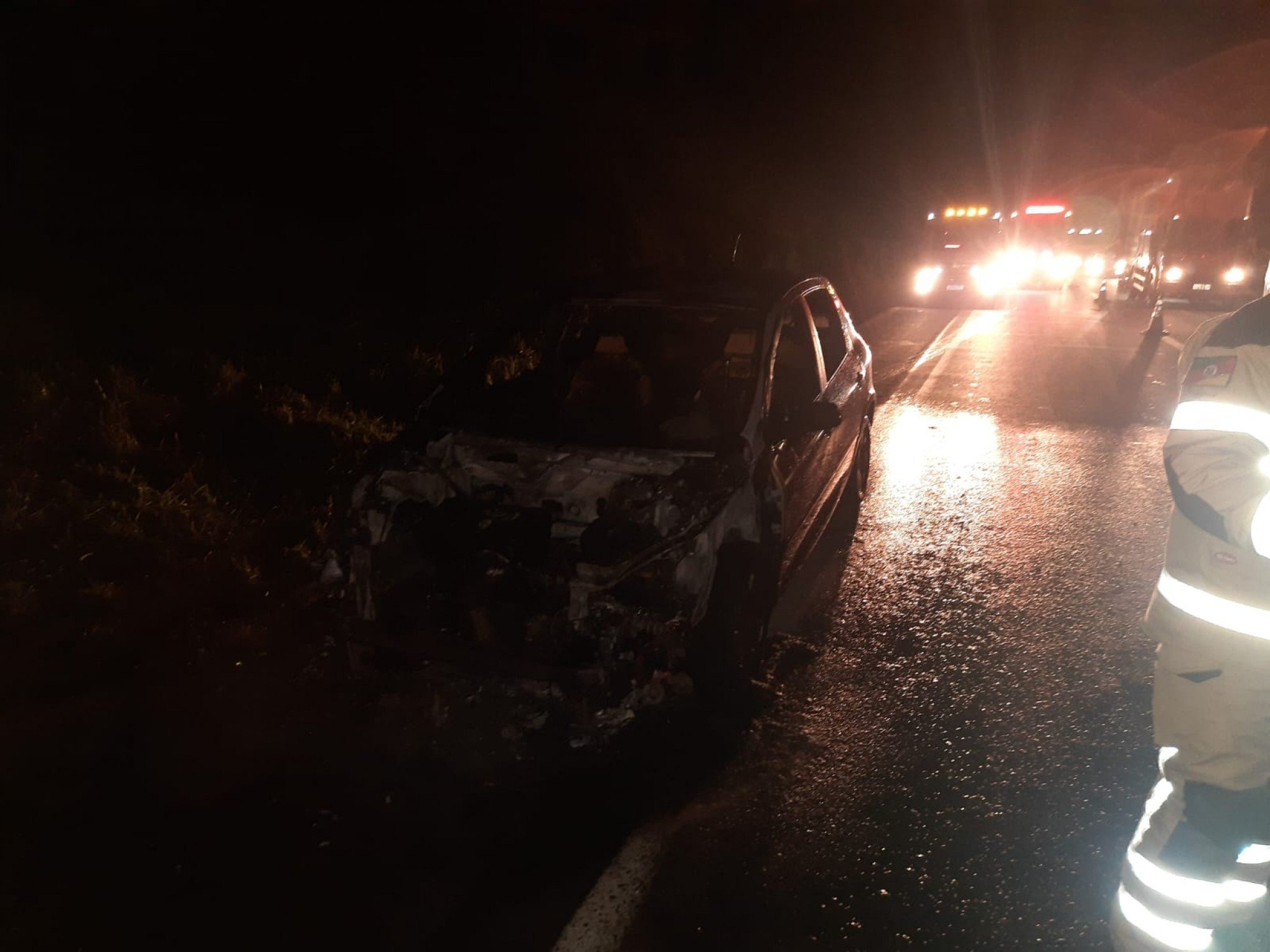 TRÂNSITO: Carro com licenciamento vencido pega fogo e deixa tráfego em meia pista em trecho da RS-122
