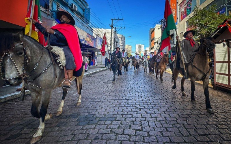 Marcelo da Silva Bernardo foi discriminado verbalmente durante o desfile de abertura da festa | Jornal NH