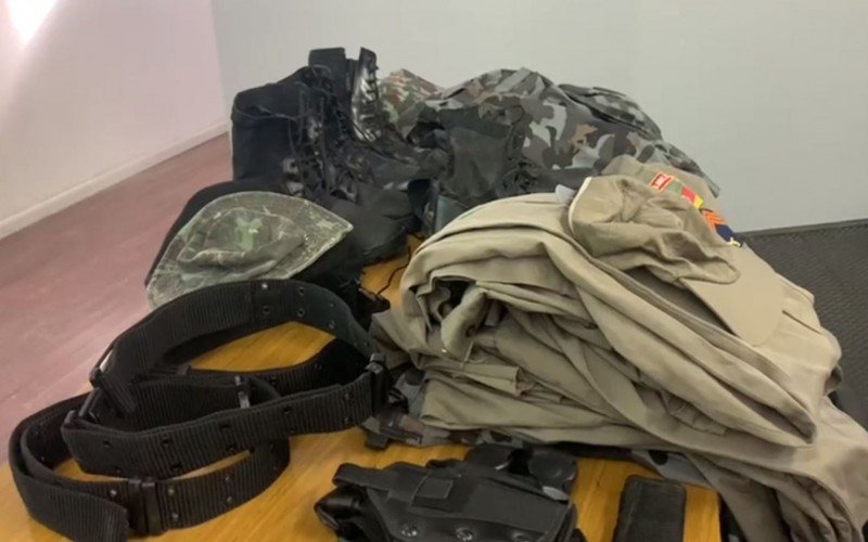 Fardamentos e armas foram encontrados em esconderijo na capital