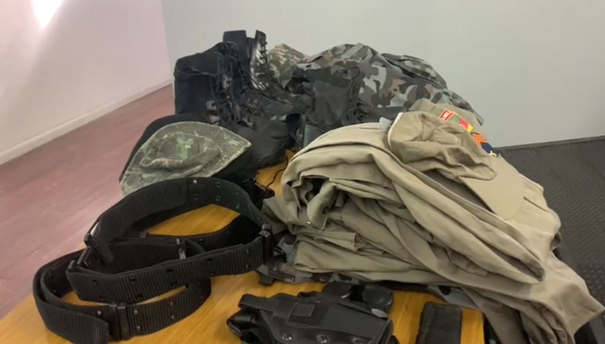 "Kit completo para falso policial": Granadas, fardamentos, armas e coletes usados por criminosos são encontrados pela Polícia