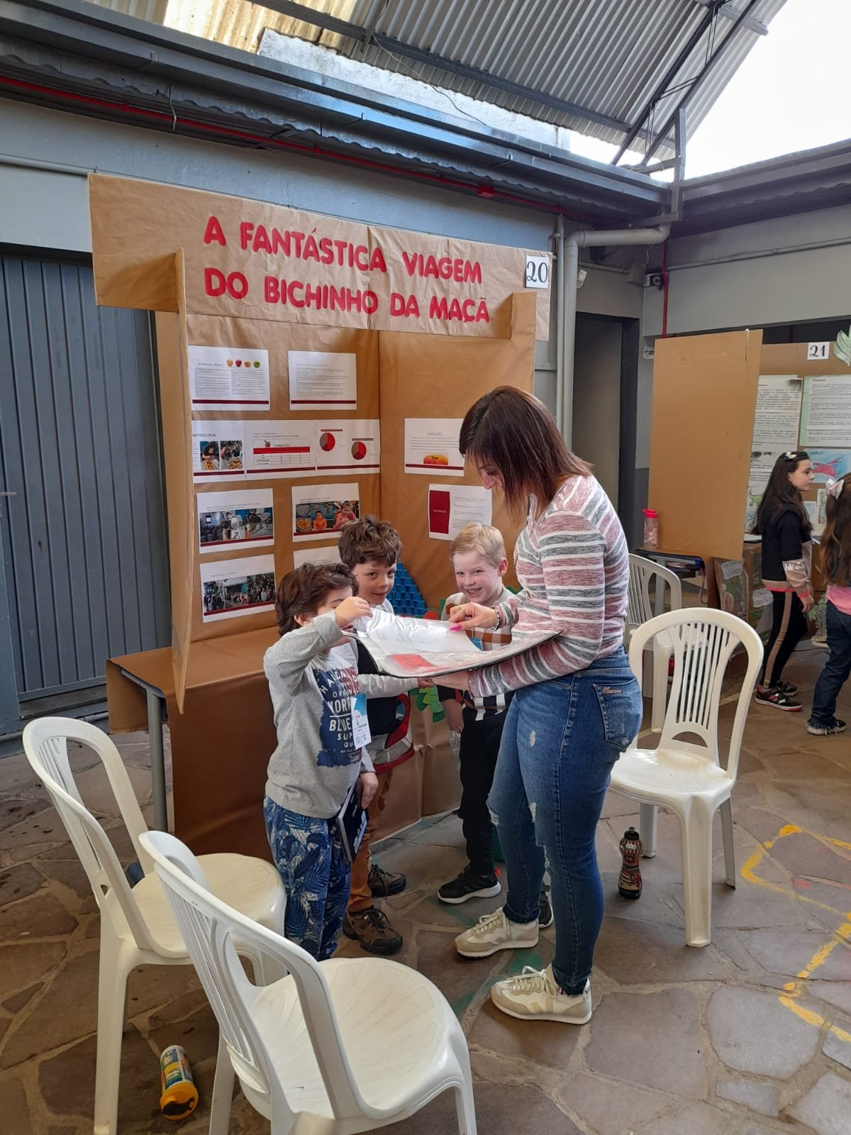 O bichinho da maÃ§a tambÃ©m foi tema de trabalho e diversÃ£o