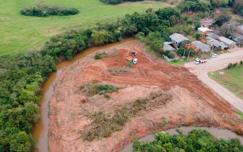 Obra é feita nas margens no Arroio Sapucaia, no bairro Parque Primavera em Esteio