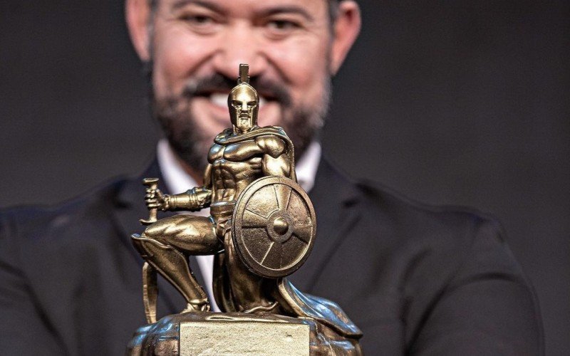 Produtor Joel Rodrigues com o troféu da competição | Jornal NH