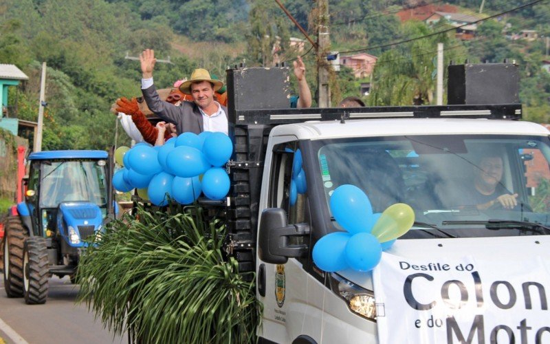 Desfile do colono em Lindolfo Collor