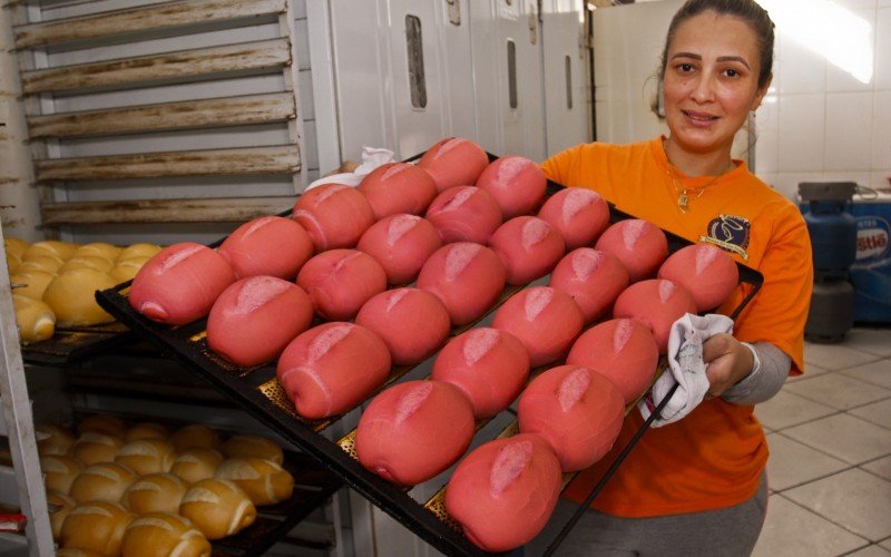 Pão cor de rosa é produzido em Canoas